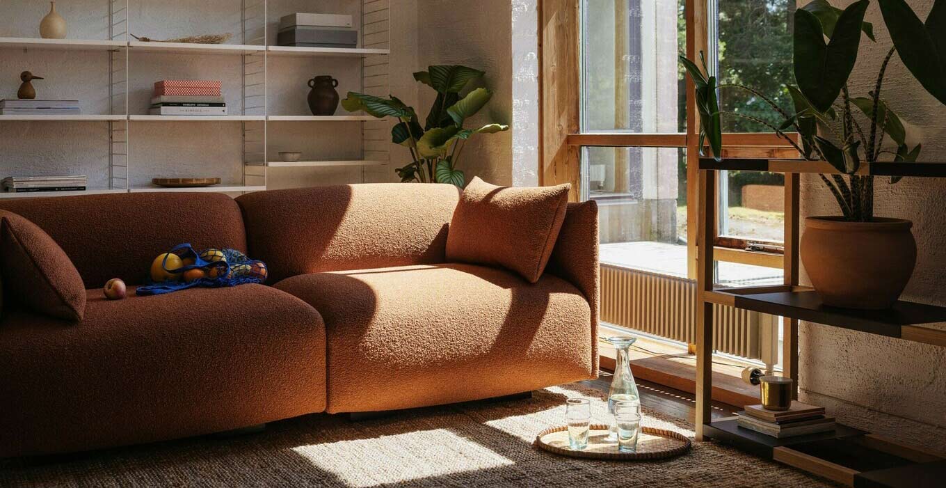 Aurinkoinen olohuoneen sisustus suomalaisessa kodissa