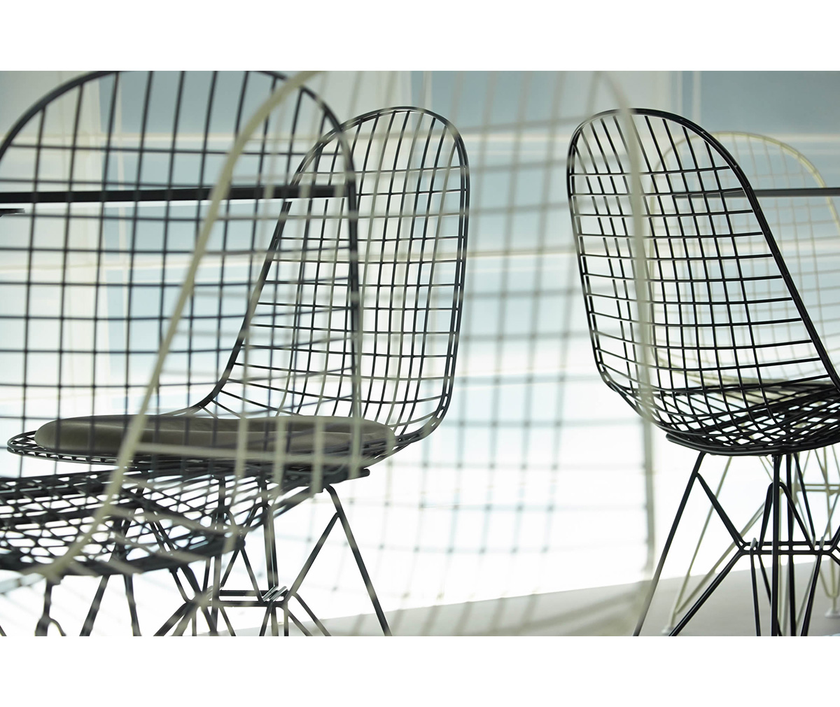 Eames wire mesh discount chair